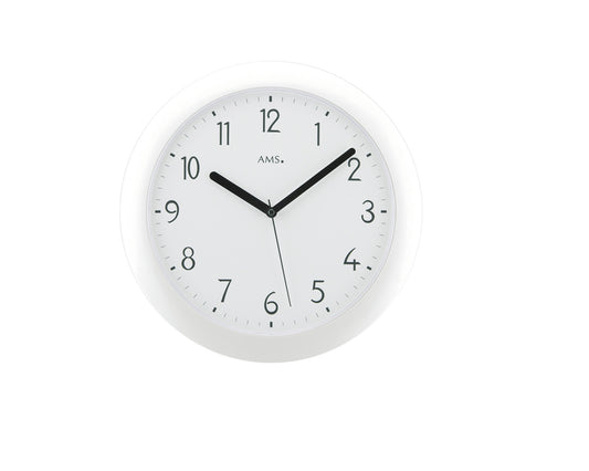 Horloge murale blanche avec boîtier en plastique, aiguilles et chiffres noirs