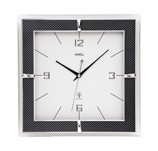 Horloge murale carrée avec cadre en carbone noir, cadran blanc et verre minéral