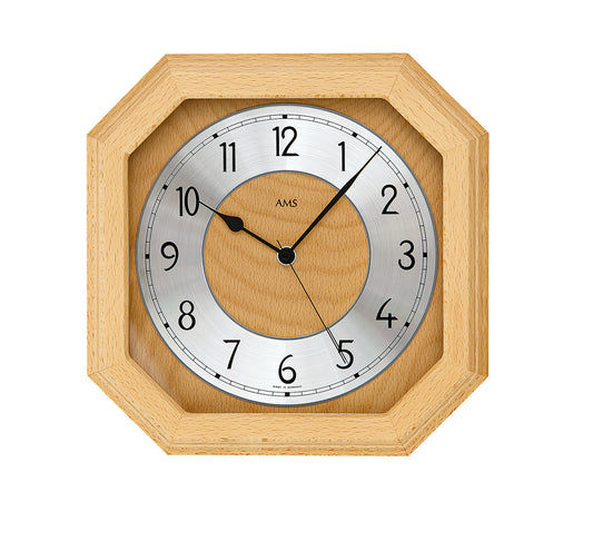 Horloge murale octogonale avec boîtier en bois clair et cadran rond, aiguilles noires