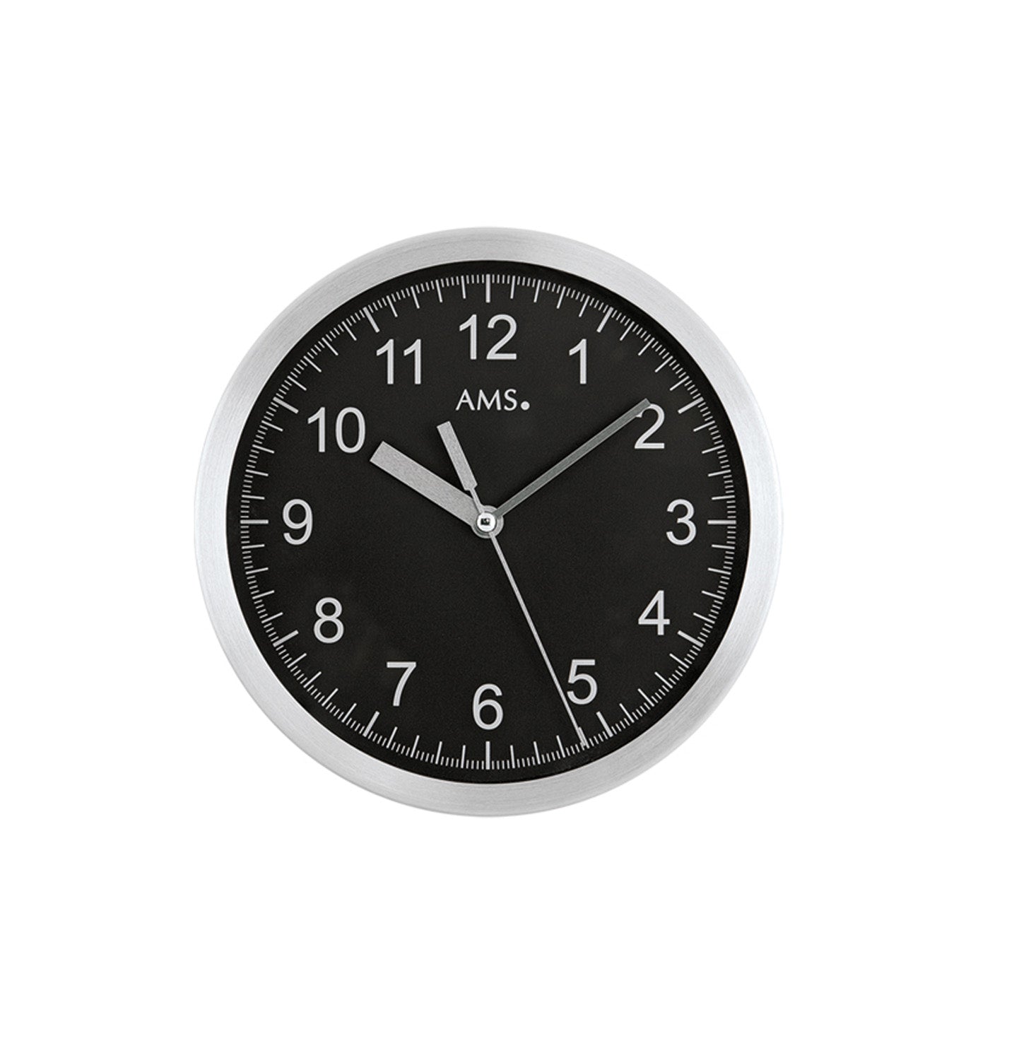 Horloge murale ronde avec cadran noir, chiffres blancs, logo AMS et cadre en métal gris