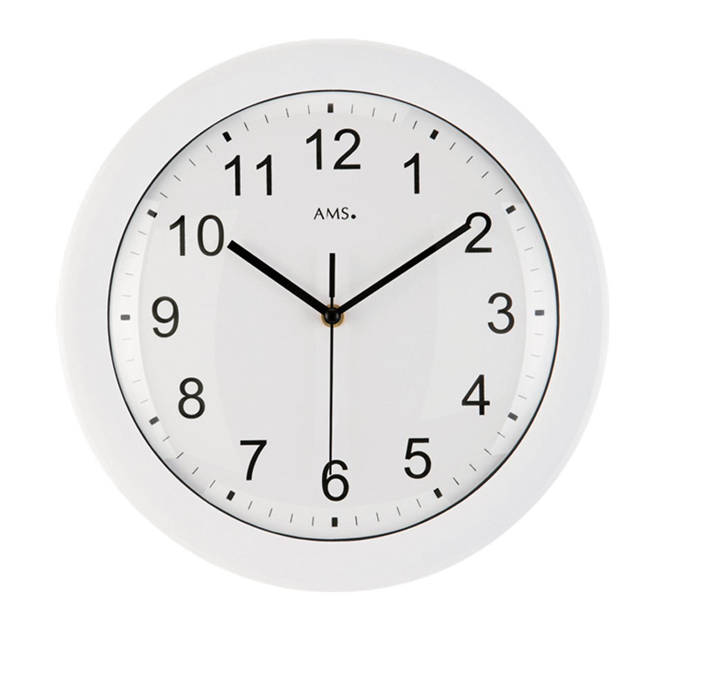 Horloge murale radio-pilotée blanche avec cadran noir, chiffres romains et aiguilles