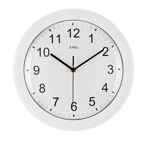 Horloge murale radio-pilotée blanche avec cadran noir, chiffres romains et aiguilles