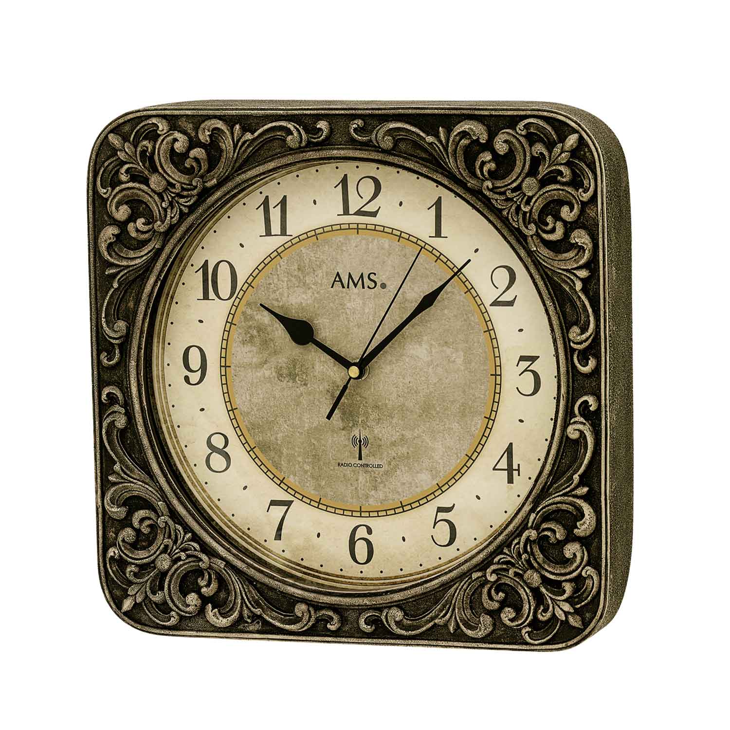 Radio-horloge murale AMS avec cadre ornemental, cadran rond, aiguilles noires.