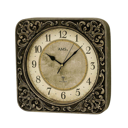 Radio-horloge murale AMS avec cadre ornemental, cadran rond, aiguilles noires.