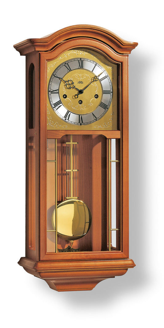 Horloge murale avec boîtier en bois, façade en verre et cadran rond doré.