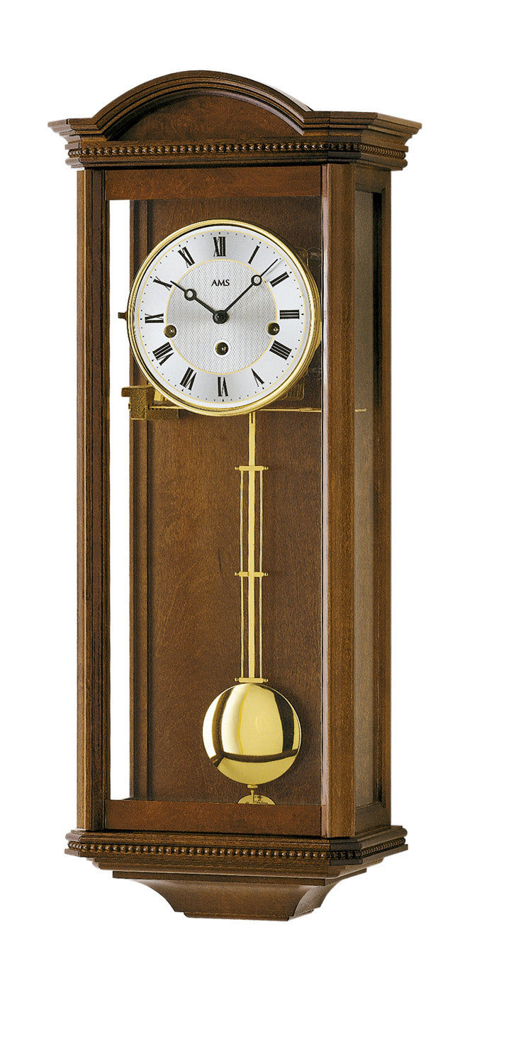 Horloge murale AMS style régulateur avec boîtier en bois couleur noyer, cadran et balancier.