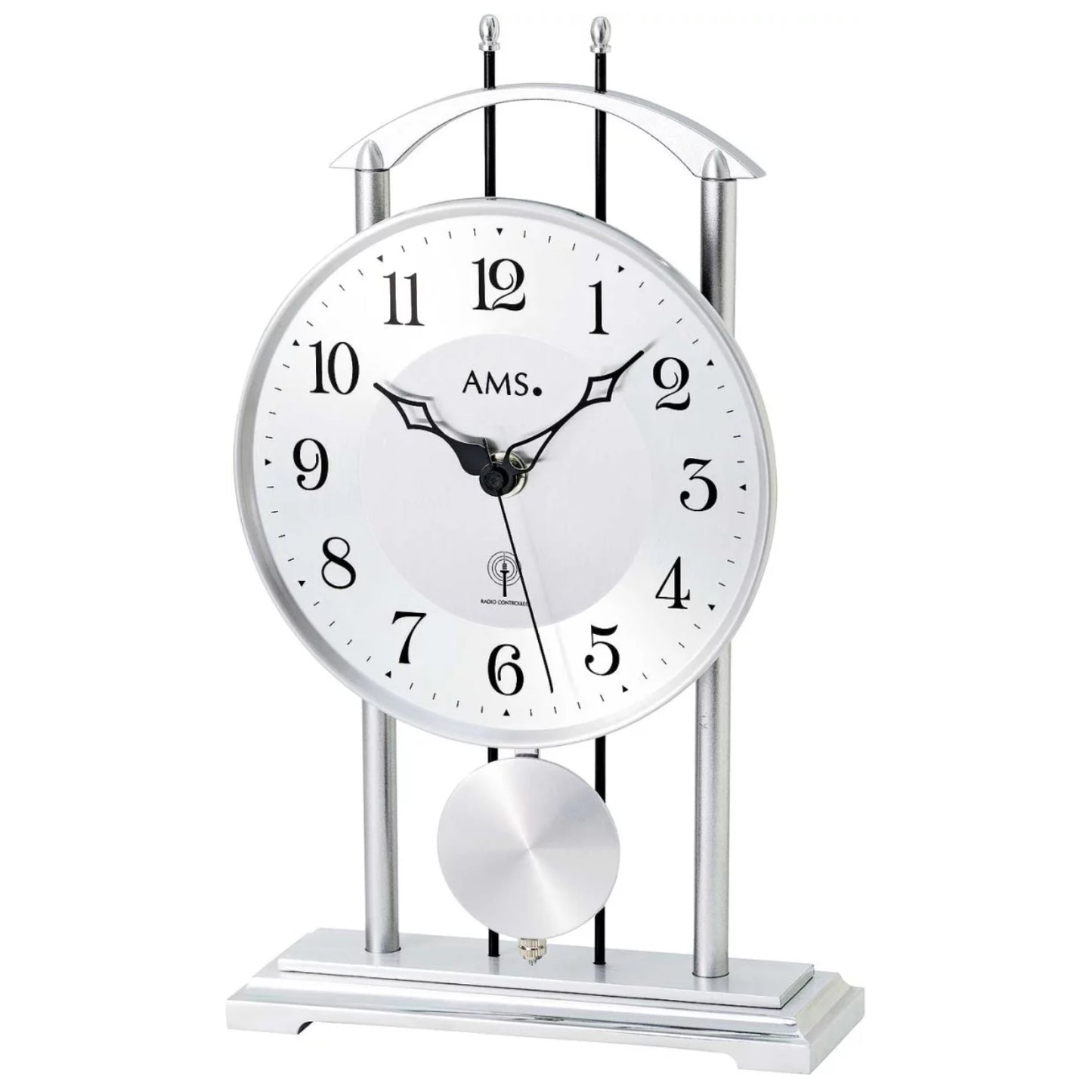 Horloge de table avec cadran rond blanc, structure en métal et poids à balancier
