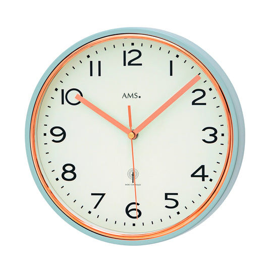 Horloge murale AMS, cadran rond avec chiffres noirs et aiguilles orange