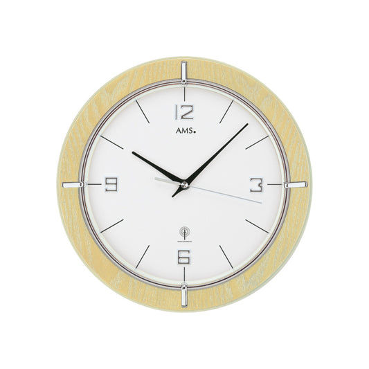 Horloge murale ronde avec cadre en bois clair, cadran blanc et aiguilles noires, verre minéral