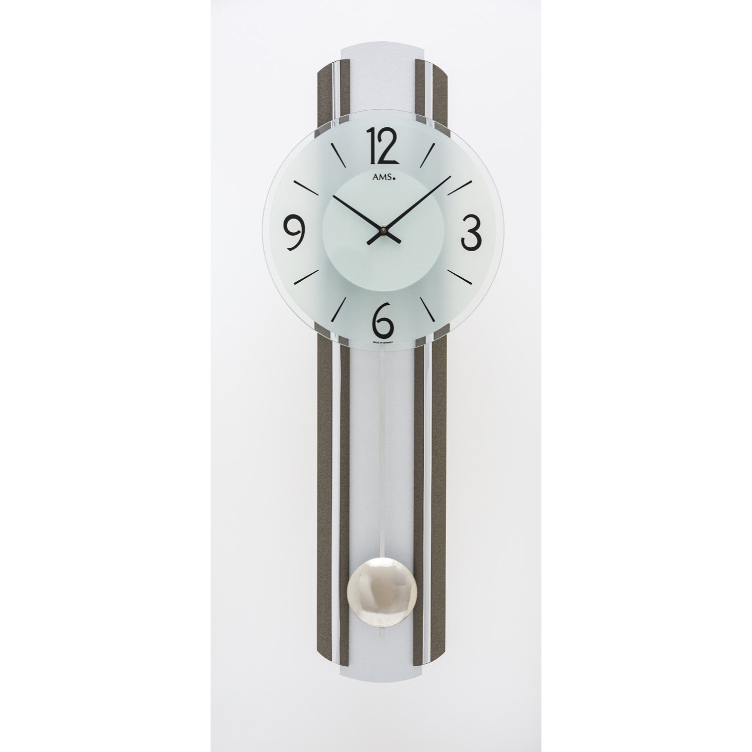 Horloge murale : cadran blanc avec chiffres noirs, boîtier en bois anthracite-argenté