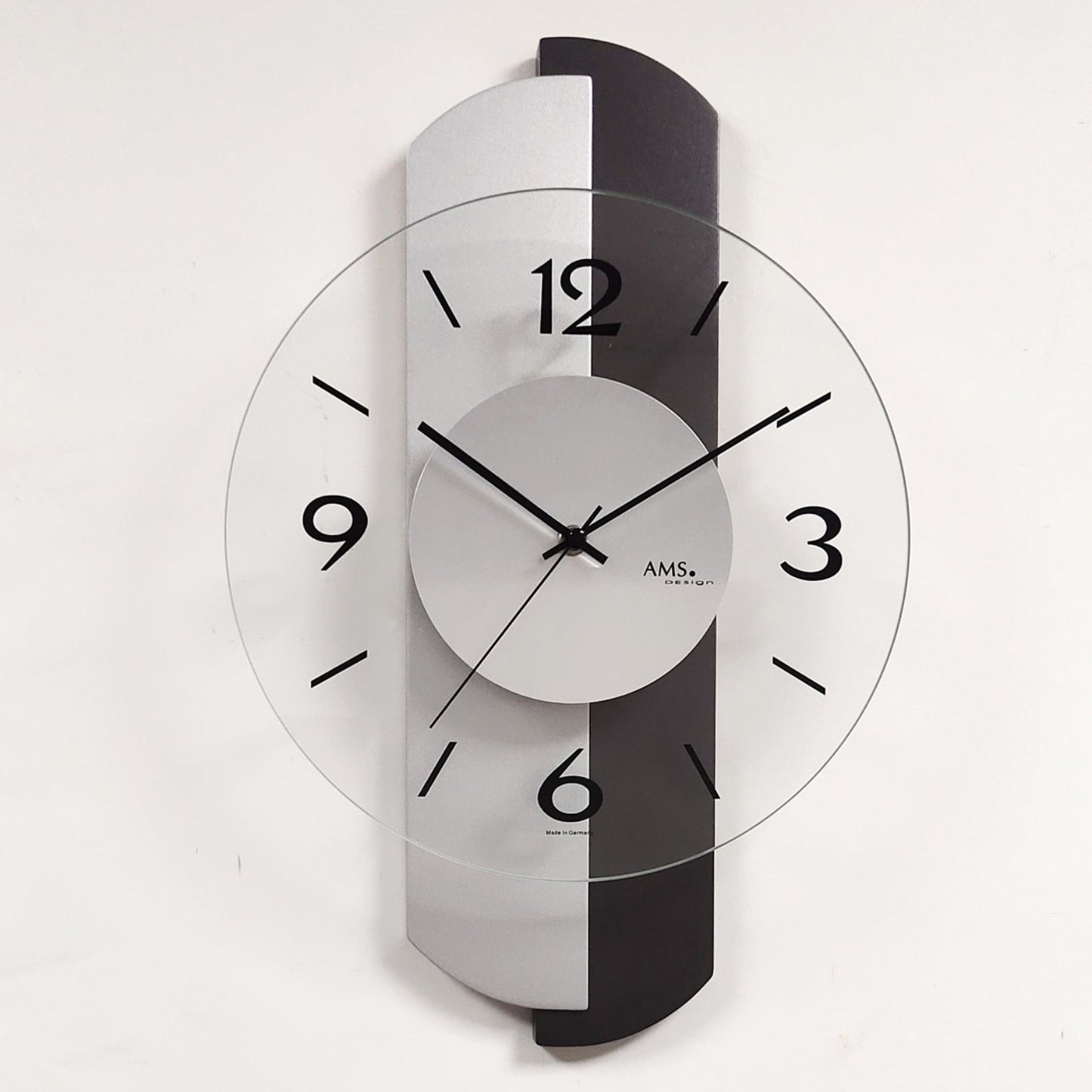 Horloge murale avec cadran argenté et cadre en bois anthracite, logo AMS