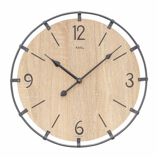 Horloge murale Sonoma avec cadran en bois, anneau en métal et aiguilles noires, logo AMS