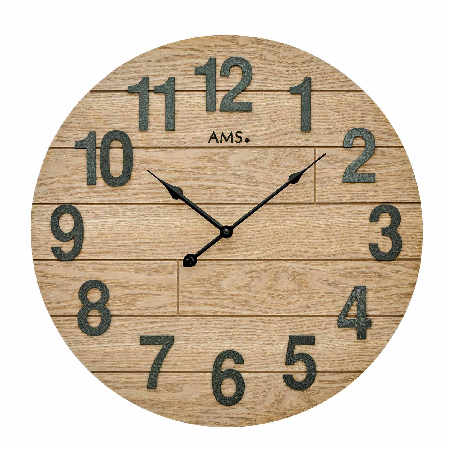 Horloge murale ronde en bois clair avec mouvement à quartz, chiffres appliqués et aiguilles noires