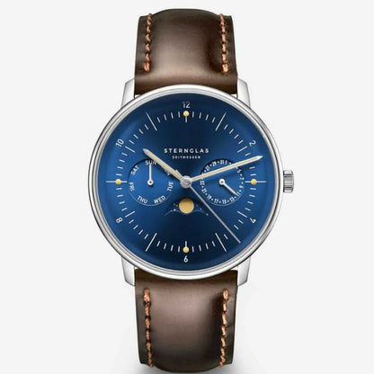Montre homme vue de face : cadran bleu avec sous-cadrans, bracelet en cuir marron