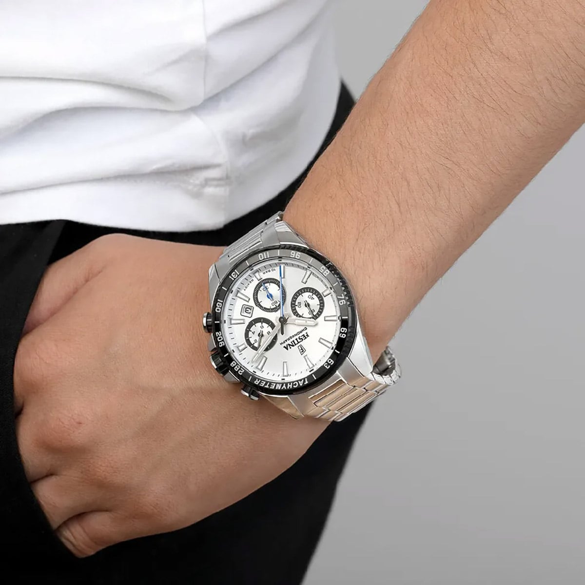 Herrenuhr-Chronograph am Handgelenk, silbernes Metallband, weißes Zifferblatt