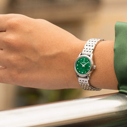 Festina Damenuhr am Handgelenk mit grünem Zifferblatt und silbernem Metallarmband