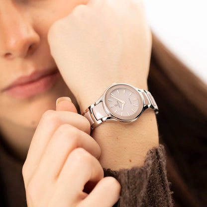 Festina Damen-Armbanduhr am Handgelenk mit rosafarbenem Zifferblatt und Metallarmband