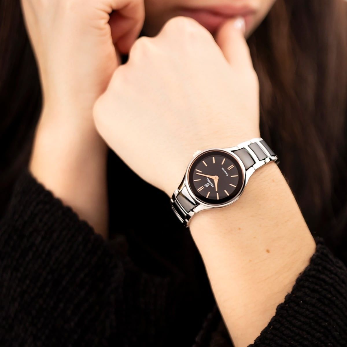 Festina Armbanduhr am Handgelenk, schwarzes Zifferblatt, silbernes Keramikband