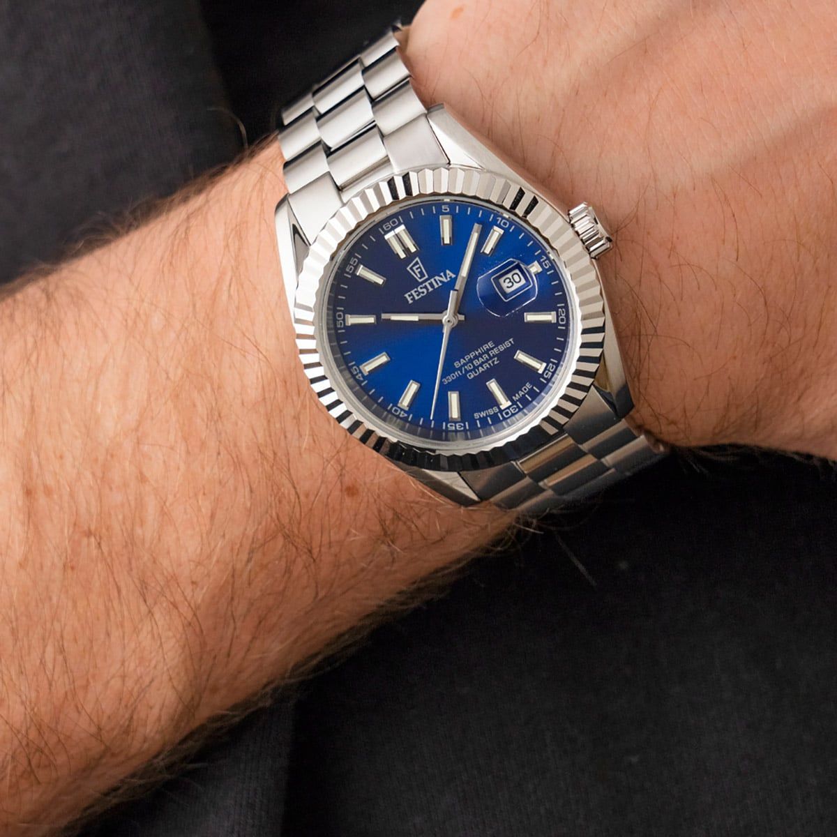 Herrenarmbanduhr am Handgelenk mit blauem Zifferblatt und Datumsanzeige