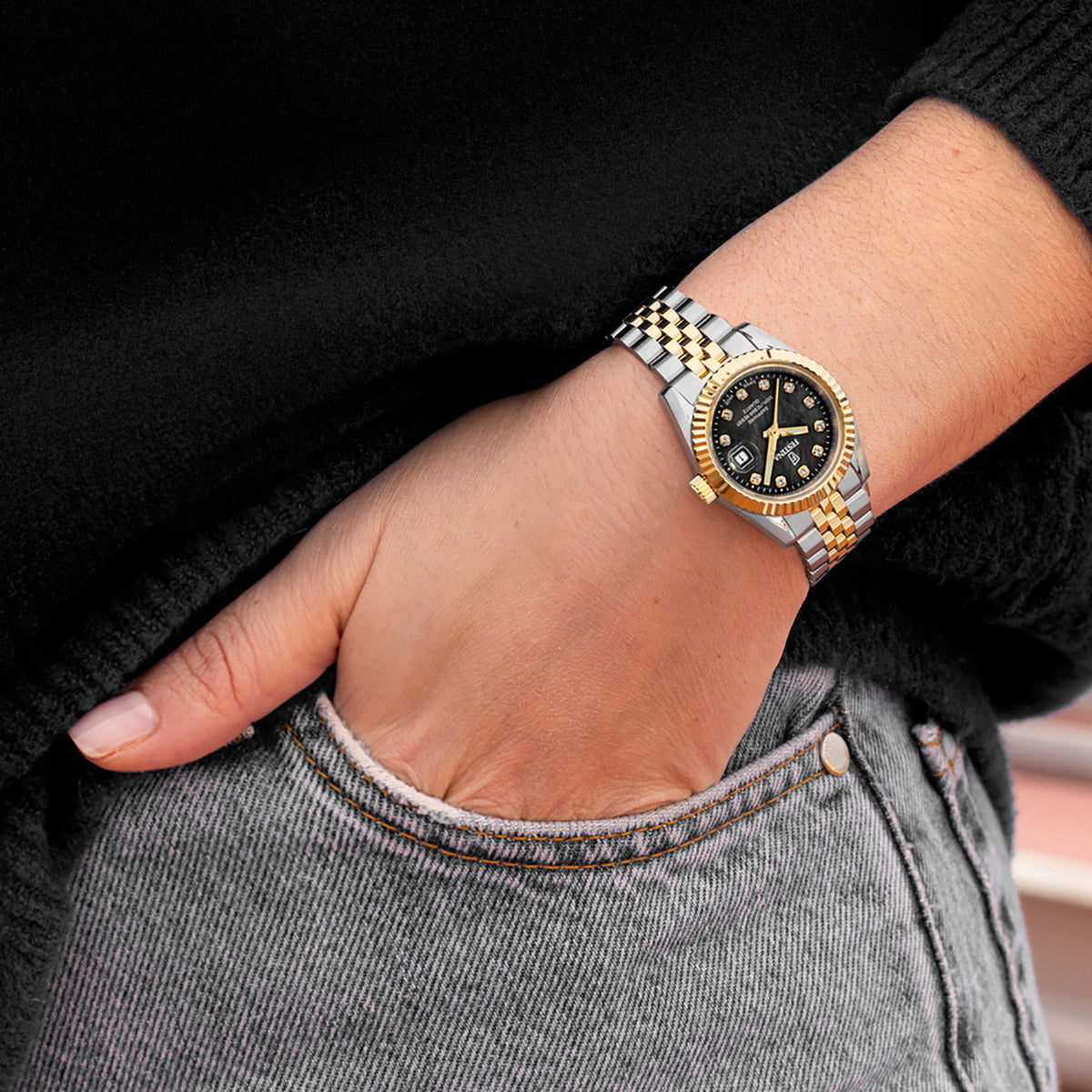 Festina Damenuhr am Handgelenk mit bicolor Edelstahlarmband und schwarzem Zifferblatt