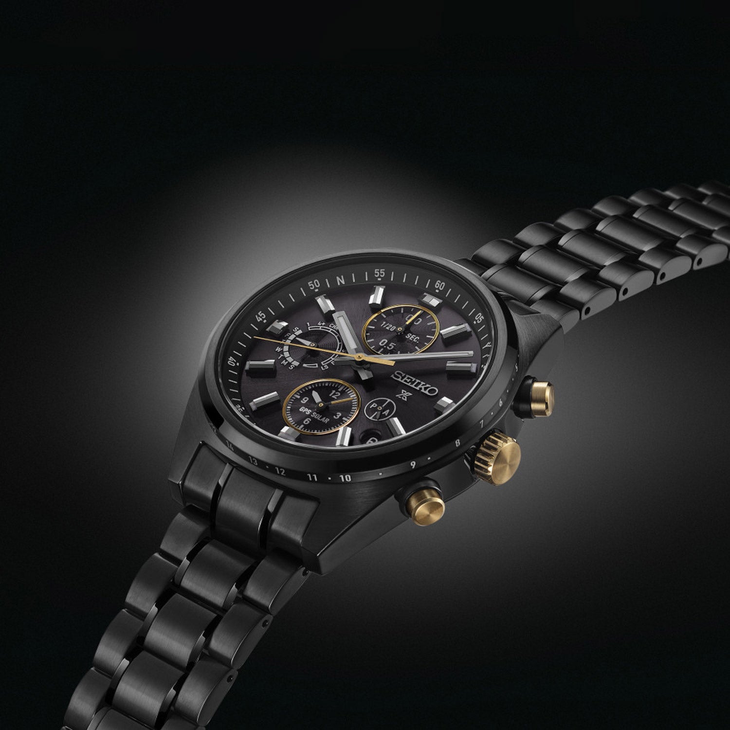 Schwarze Herrenarmbanduhr mit Metallband, goldfarbenen Drückern und drei Hilfszifferblättern