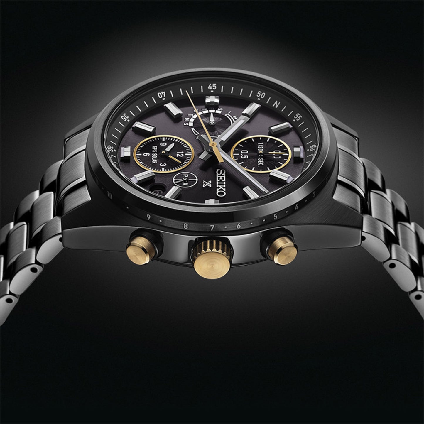 Schwarze Herrenarmbanduhr mit Chronographen-Zifferblatt, goldfarbener Lünette und Metallarmband
