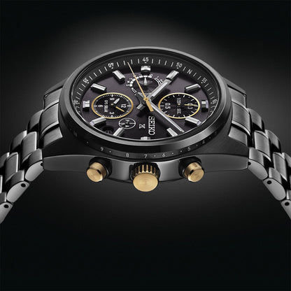 Schwarze Herrenarmbanduhr mit Chronographen-Zifferblatt, goldfarbener Lünette und Metallarmband
