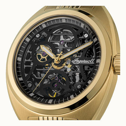 Uhr mit schwarzem Skelett-Zifferblatt, goldfarbener Lünette und sichtbarem Uhrwerk