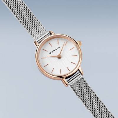 Bering Damenuhr mit roségoldener Krone, weißem Zifferblatt und Metall-Milanaiseband