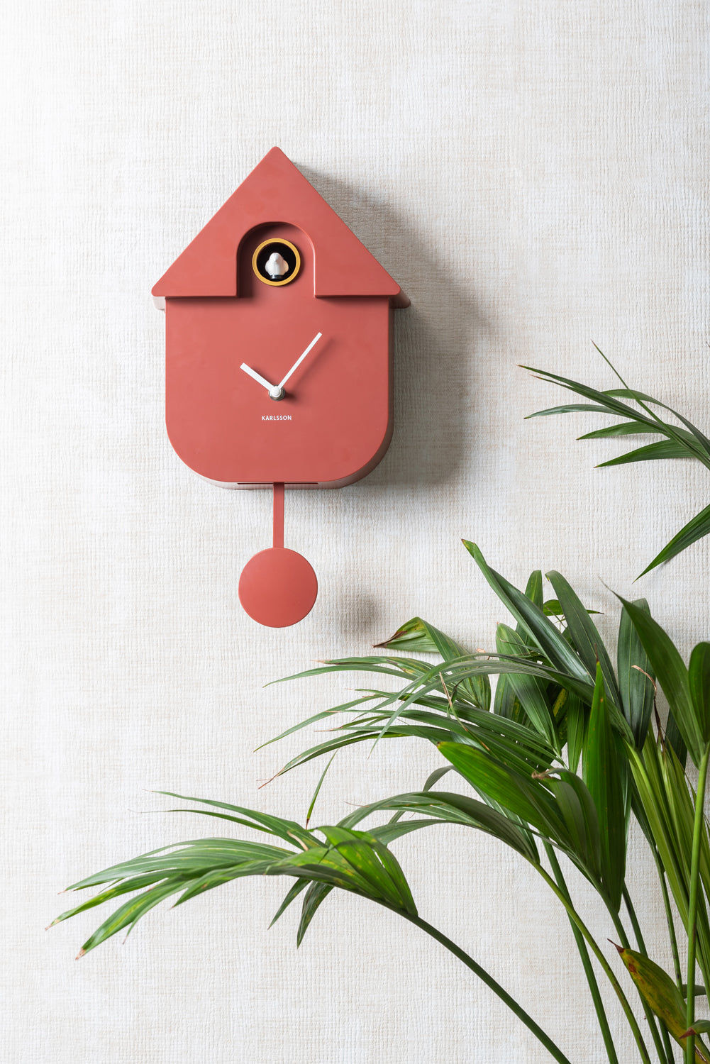 Horloge murale Karlsson en forme de maison rouge, avec cadran et balancier