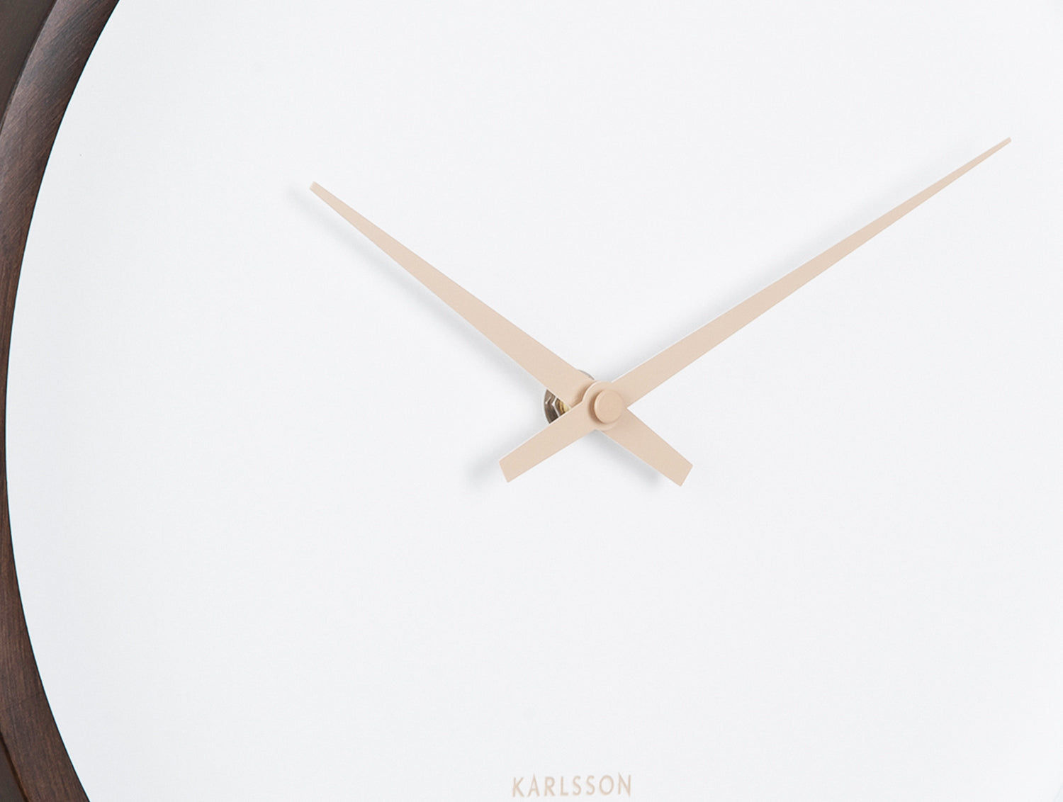 Wanduhr med guldfärgade visare och mörk träkant, detaljerad vy