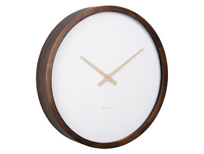 Horloge murale avec cadre en bois sombre et cadran blanc, trois aiguilles fines