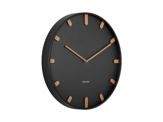 Horloge murale Karlsson noire avec chiffres en bois et aiguilles en V