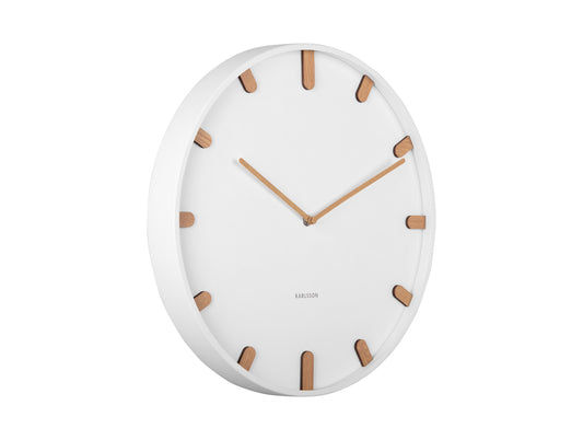 Horloge murale blanche avec marqueurs d'heures ronds et aiguilles en bois