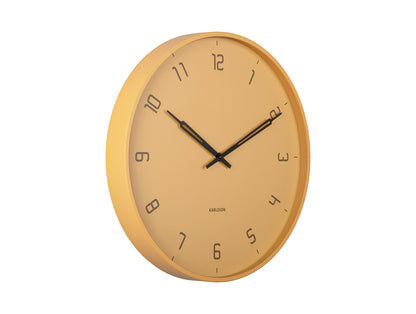Horloge murale avec cadran jaune miel, aiguilles et index noirs