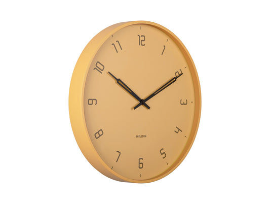 Horloge murale avec cadran jaune miel, aiguilles et index noirs