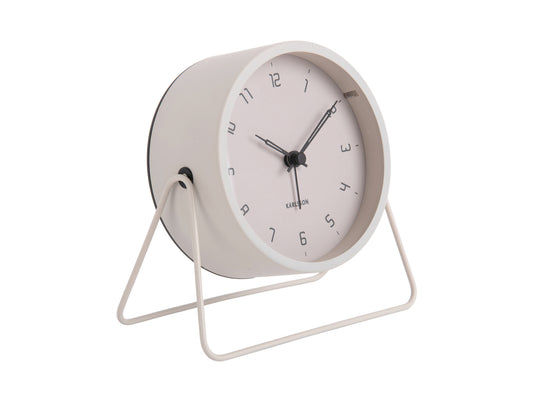 Réveil analogique avec cadran et cadre gris chaud, sur un socle blanc