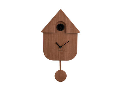 Coucou en bois sombre en forme de maison avec pendule et aiguilles