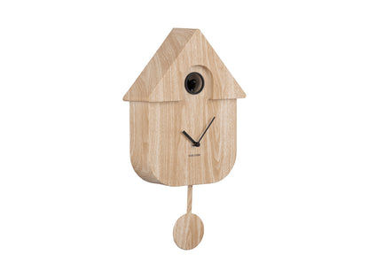 Horloge murale Karlsson design maison en bois clair avec pendule ronde et aiguilles