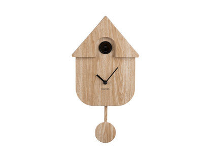 Horloge murale Karlsson design maison en bois clair avec balancier et aiguilles