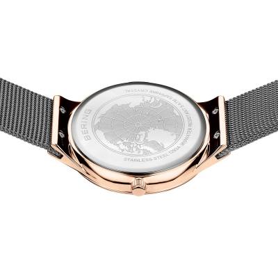 BERING Damenuhr Rückseite mit Gravur, roségoldfarbener Lünette, Milanaisearmband