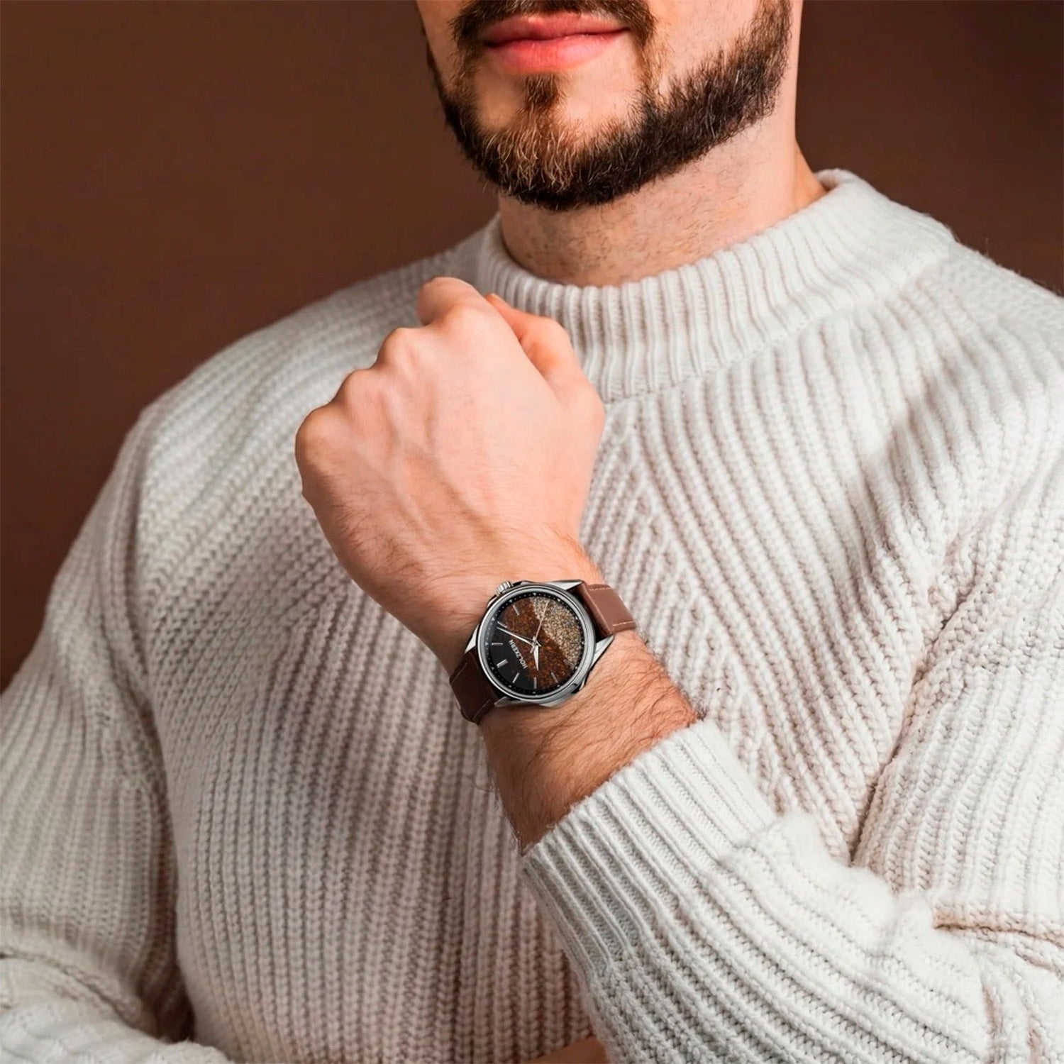 Holzkern Armbanduhr mit braunem Lederarmband am Handgelenk, Kaffeebohnen-Zifferblatt