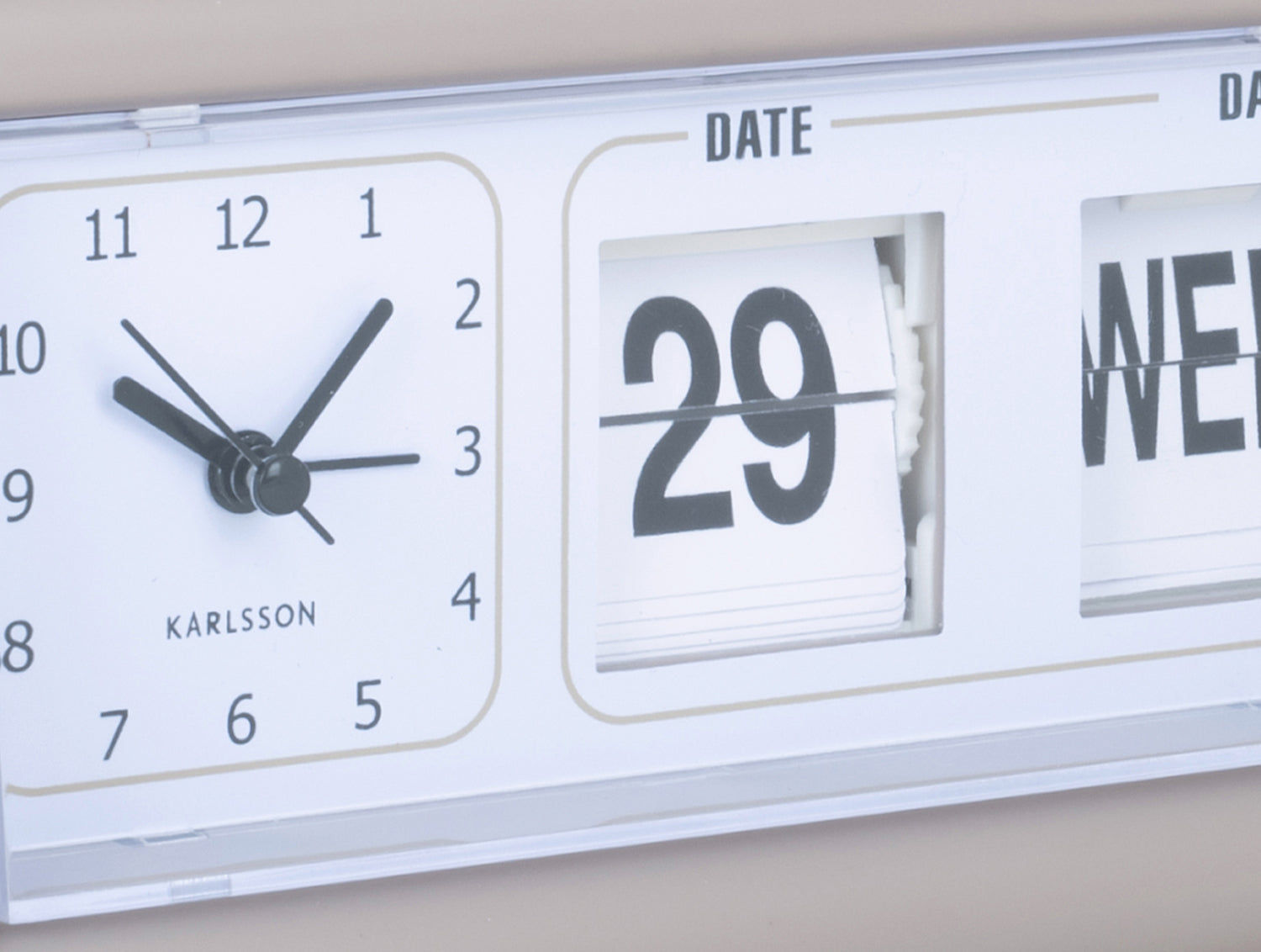 Réveil à volets Détail : chiffres rabattables pour la date et le jour de la semaine, fond blanc