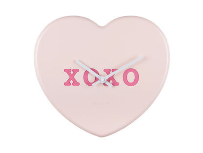 Horloge murale en forme de cœur rose doux avec affichage XOXO et aiguilles