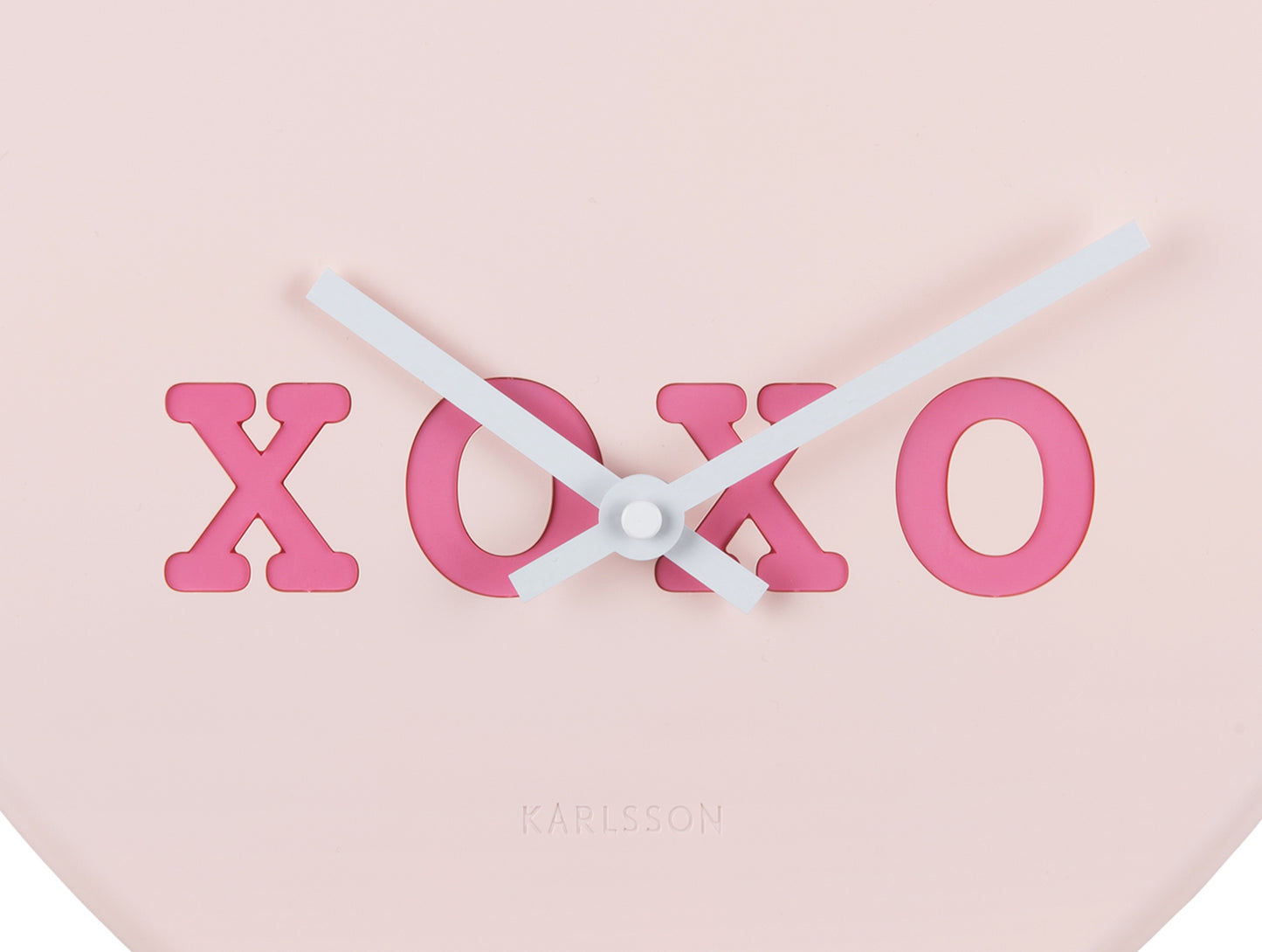 Horloge murale en forme de cœur rose pâle avec cadran et aiguilles