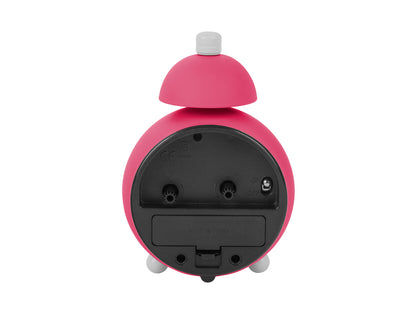 Rosa väckarklocka sedd bakifrån med batterifack och anslutningar på undersidan