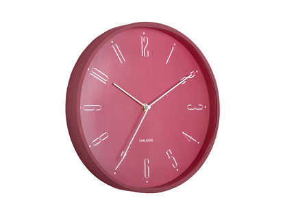 Horloge murale rouge avec chiffres blancs, forme ronde et aiguilles claires