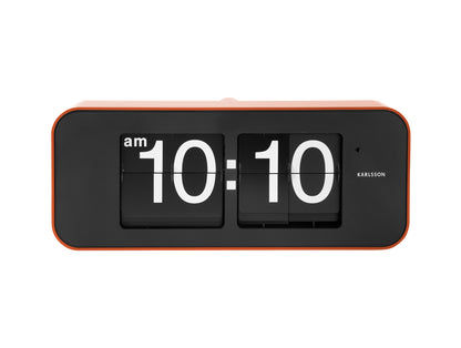 Horloge murale orange avec chiffres rabattables, double affichage 10:10, façade noire