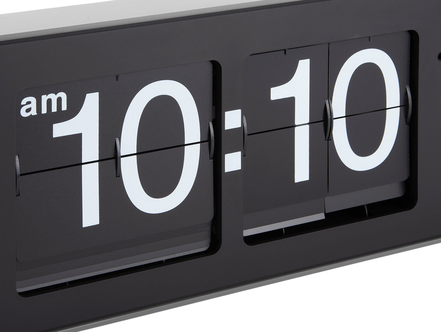 Affichage à volets de l'horloge murale avec l'heure 10:10, chiffres au premier plan.