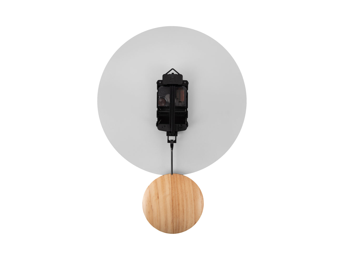 Horloge murale avec mécanisme visible en haut et pendule en bois